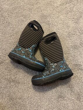 BOGS Black and Blue Floral Snow Boots Sz 12